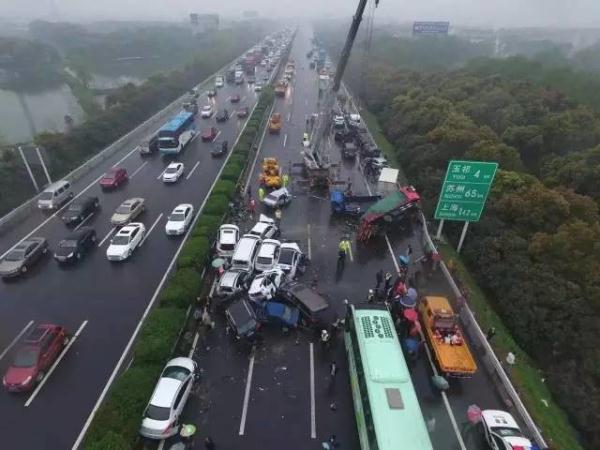 行車記錄儀視頻曝光！滬蓉高速25車連環(huán)相撞原因找到了