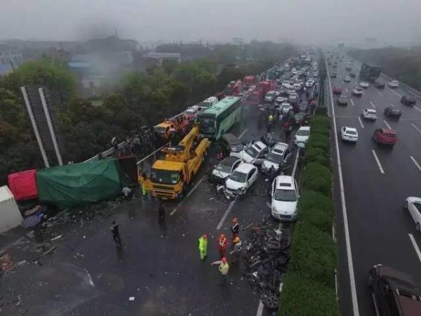 行車記錄儀視頻曝光！滬蓉高速25車連環(huán)相撞原因找到了