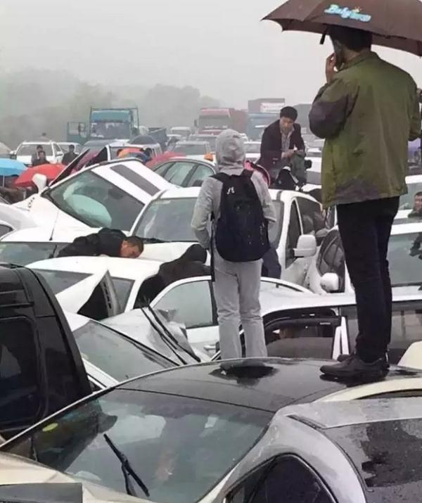 行車記錄儀視頻曝光！滬蓉高速25車連環(huán)相撞原因找到了