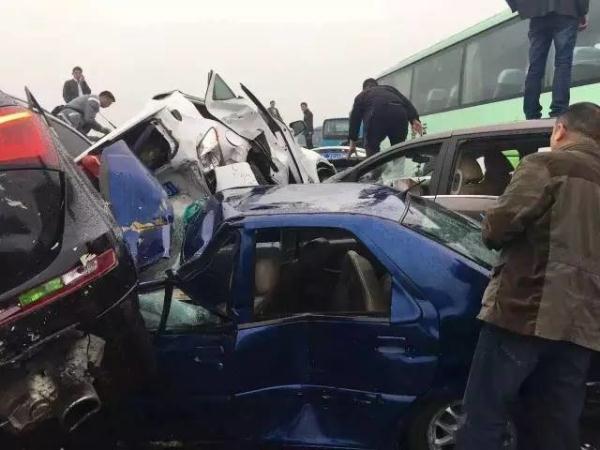 行車記錄儀視頻曝光！滬蓉高速25車連環(huán)相撞原因找到了
